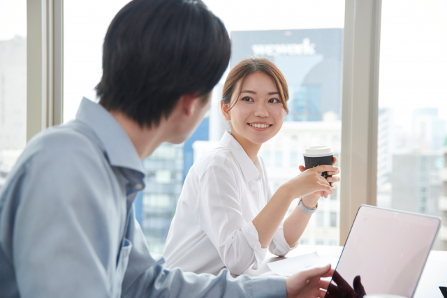 話を聞く女性